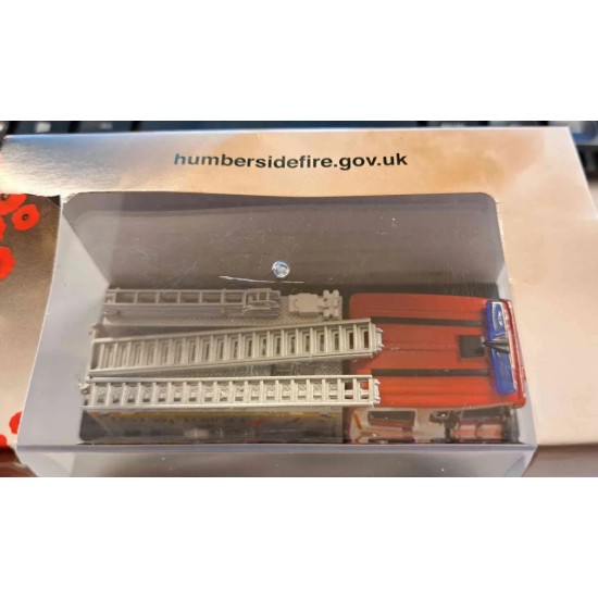 OXFORD 1/76 HUMBERSIDE FIRE AND RESCUE PUMP LADDER 76SFE011- MISSING MIRROR