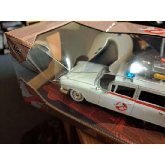 1/24 GHOSTBUSTERS ECTO-1 - DENTED WINDOW