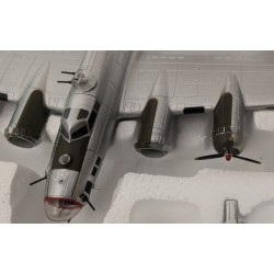 AF1 1/72 B17 FLYING FORTRESS USAAF 43-38525 TAIL WING AND PROPS BROKEN OFF AF1 1/72 B17 FLYING FORTRESS USAAF 43-38525 TAIL WING AND PROPS BROKEN OFF