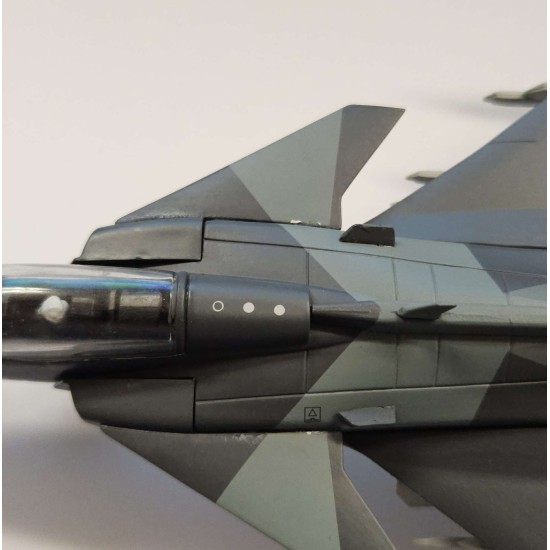 AVIATION72 1/72 SAAB GRIPEN SWEDISH AF 6003 AV7243010 - DAMAGED MODEL