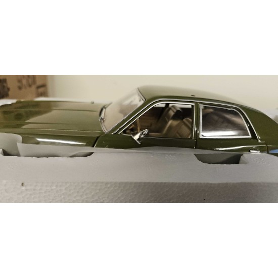 GREENLIGHT 1/18 THE A-TEAM 1977 PLYMOUTH FURY U.S. ARMY POLICE 19053 - DEFECT