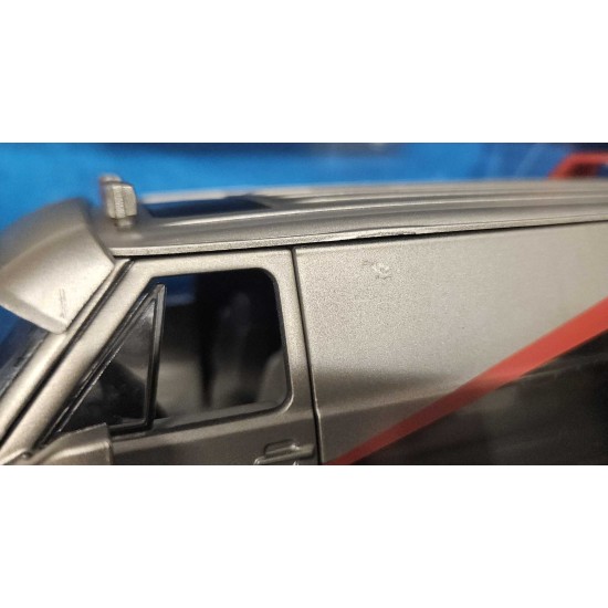 GREENLIGHT 1/24 1983 GMC VANDURA THE A TEAM VAN - PAINT DAMAGE GREENLIGHT 1/24 1983 GMC VANDURA THE A TEAM VAN - PAINT DAMAGE