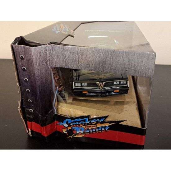 JADA 1/24 PONTIAC FIREBIRD SMOKEY AND THE BANDIT + BELT BUCKLE 30998 BOX DAMAGE JADA 1/24 PONTIAC FIREBIRD SMOKEY AND THE BANDIT + BELT BUCKLE 30998 BOX DAMAGE