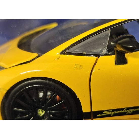 JADA 1/24 LAMBORGHINI GALLARDO SUPERLEGGERA YELLOW 32609 - PAINT DEFECT