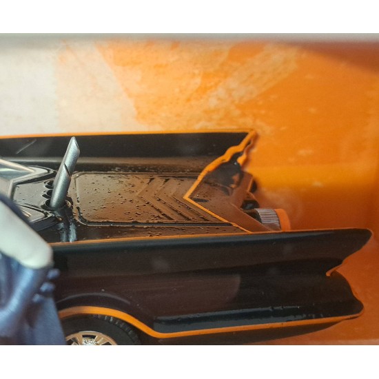 JADA 1/24 BATMAN 1966 CLASSIC TV SERIES BATMOBILE WITH FIGURE 98259 PAINT DEFECT