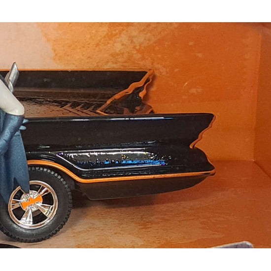 JADA 1/24 BATMAN 1966 CLASSIC TV SERIES BATMOBILE WITH FIGURE 98259 PAINT DEFECT