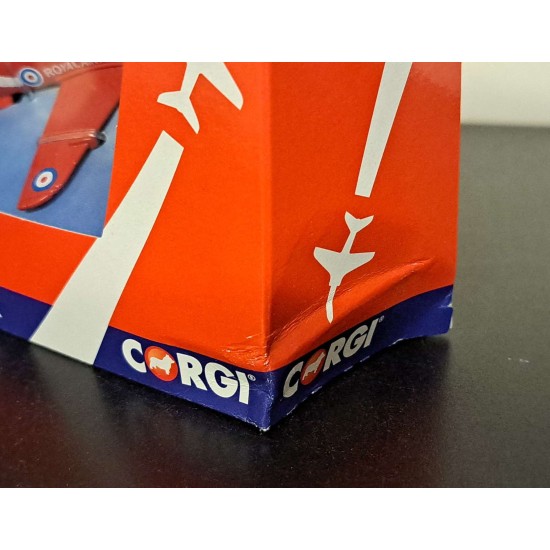 CORGI SHOWCASE RAF RED ARROWS HAWK CS90628 - BOX DAMAGED CORGI SHOWCASE RAF RED ARROWS HAWK CS90628 - BOX DAMAGED