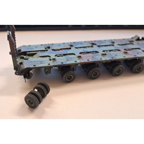 1/72 M1070 HEAVY EQUIPMENT TRANSPORTER CAMOUFLAGE COLOUR 12206PA - DAMAGED 1/72 M1070 HEAVY EQUIPMENT TRANSPORTER CAMOUFLAGE COLOUR 12206PA - DAMAGED