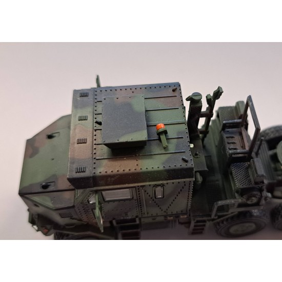 1/72 M1070 HEAVY EQUIPMENT TRANSPORTER CAMOUFLAGE COLOUR 12206PA - DAMAGED 1/72 M1070 HEAVY EQUIPMENT TRANSPORTER CAMOUFLAGE COLOUR 12206PA - DAMAGED