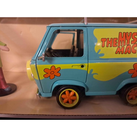 1/24 SCOOBY DOO MYSTERY MACHINE SHAGGY AND SCOOBY FIGURES DOOR HANDLE MISSING