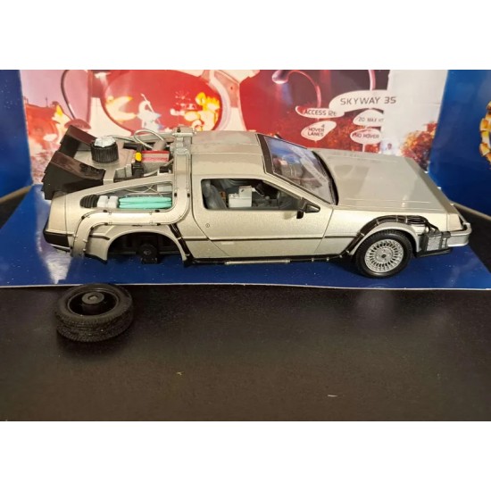 WELLY 1/24 BACK TO THE FUTURE II DELOREAN FLYING VERSION 22441F - BROKEN WHEEL