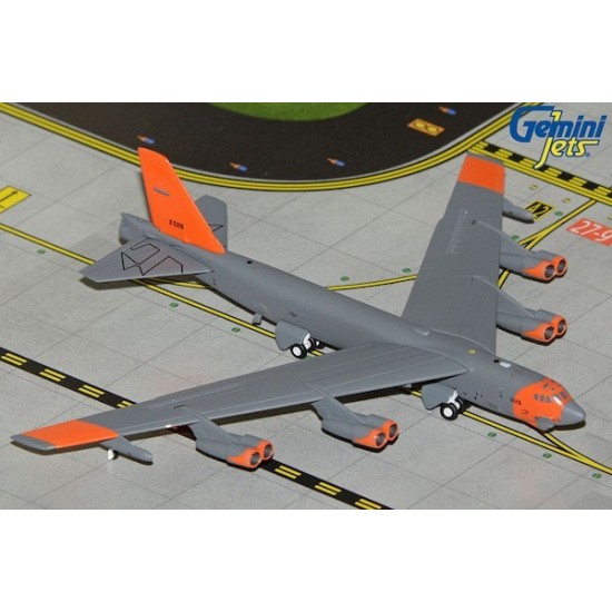 1/400 U.S. AIR FORCE B-52H STRATOFORTRESS 61-0028 WOLFPACK RETRO ORANGE LIVERY