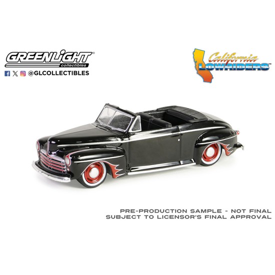 1/64 CALIFORNIA LOWRIDERS 1947 FORD DELUXE CONVERTIBLE - BLACK AND RED 63060-A