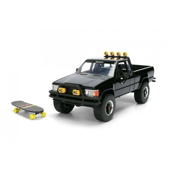 1/24 BACK TO THE FUTURE TOYOTA SR5 PICK UP 1985 W/ MARTY'S SKATEBOARD 36479 1/24 BACK TO THE FUTURE TOYOTA SR5 PICK UP 1985 W/ MARTY'S SKATEBOARD 36479