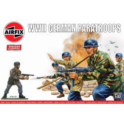 1/32 WWII GERMAN PARATROOPS (PLASTIC KIT)