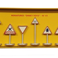 TOYANDONA 30 Panneaux De Signalisation Miniatures – Accessoires Pour Table De Sable, Diorama Et Micro-paysage – ABS Et Métal