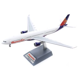 1/200 SKYSERVICE AIRLINES AIRBUS A330-322 C-FBUS WITH STAND 1/200 SKYSERVICE AIRLINES AIRBUS A330-322 C-FBUS WITH STAND