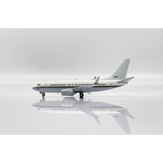 1/400 US NAVY BOEING C-40A CLIPPER REG: 165835 WITH ANTENNA XX40074