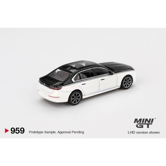 1/64 BMW I7 XDRIVE60 ALPINE WHITE/BLACK SAPPHIRE (LHD)