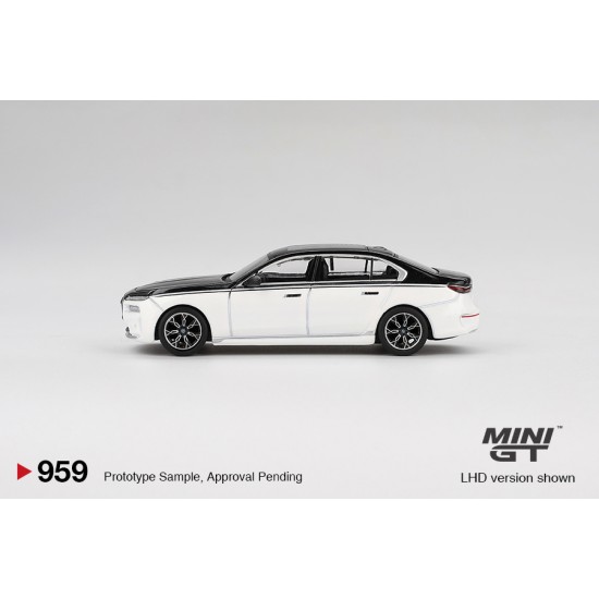 1/64 BMW I7 XDRIVE60 ALPINE WHITE/BLACK SAPPHIRE (LHD)