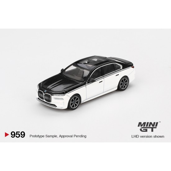 1/64 BMW I7 XDRIVE60 ALPINE WHITE/BLACK SAPPHIRE (LHD)