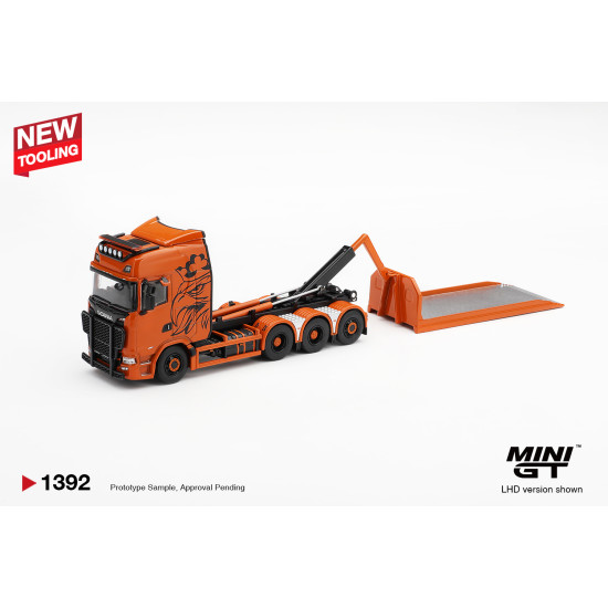 1/64 SCANIA 770S B8X4NA HOOKLIFT FLATBED ORANGE (LHD)