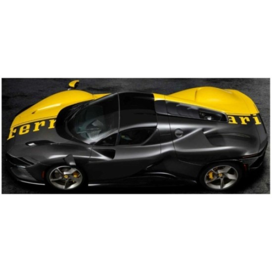 BG16XXX-YE-VET - 1/18 DAYTONA SP3 599 AND 1 CLOSED ROOF 2022 - W/SHOWCASE GIALLO MODENA/CARBON BG16XXX-YE-VET - 1/18 DAYTONA SP3 599 AND 1 CLOSED ROOF 2022 - W/SHOWCASE GIALLO MODENA/CARBON
