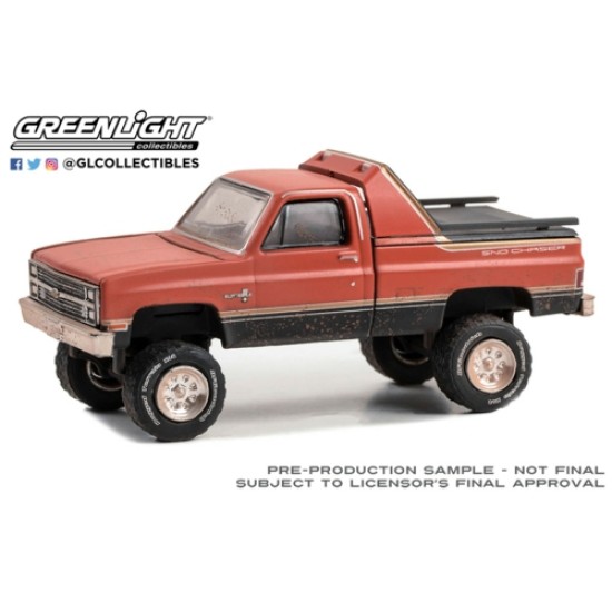 GL30461 - 1/64 1984 CHEVROLET K-10 SCOTTSDALE 4X4 - SNO CHASER (WEATHERED) (HOBBY EXLCUSIVE)