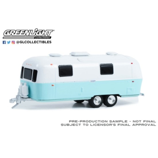 1/64 HITCHED HOMES SERIES 13 1971 AIRSTREAM DOUBLE-AXLE LAND YACHT SAFARI CUSTOM WHITE AND SEAFOAM