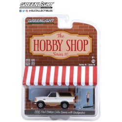 GL97100-F - 1/64 THE HOBBY SHOP SERIES 10 - 1996 FORD BRONCO EDDIE BAUER WITH BACKPACKER OXFORD WHITE SOLID PACK