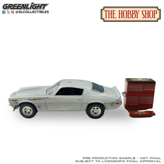 GL97170-C - 1/64 THE HOBBY SHOP SERIES 17 - CHEVROLET CAMARO 2012 - UNRESTORED WITH TOOL BOX AND CREEPER