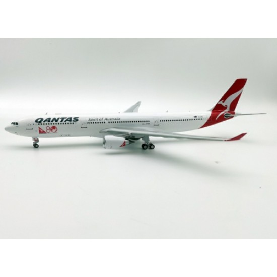 1/200 QANTAS AIRBUS A330-300 VH-QPA WITH STAND