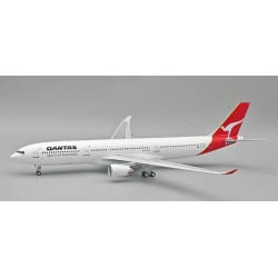 1/200 QANTAS AIRBUS A330-303 VH-QPB WITH STAND