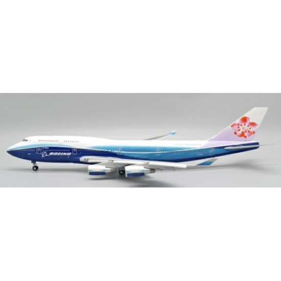 1/200 CHINA AIRLINES BOEING 747-400 DREAMLINER REG: B-18210 FLAPS DOWN WITH STAND 1/200 CHINA AIRLINES BOEING 747-400 DREAMLINER REG: B-18210 FLAPS DOWN WITH STAND
