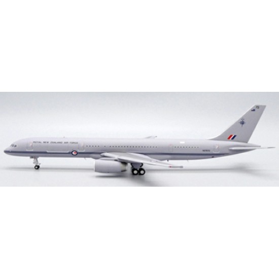 1/200 ROYAL NEW ZEALAND AIR FORCE BOEING 757-200(C) REG: NZ7572 WITH STAND