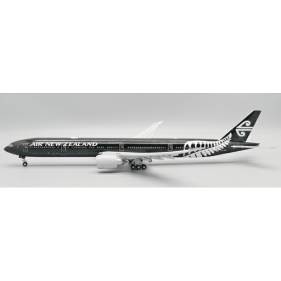 1/200 AIR NEW ZEALAND BOEING 777-300ER ALL BLACKS REG: ZK-OKQ FLAPS DOWN WITH STAND