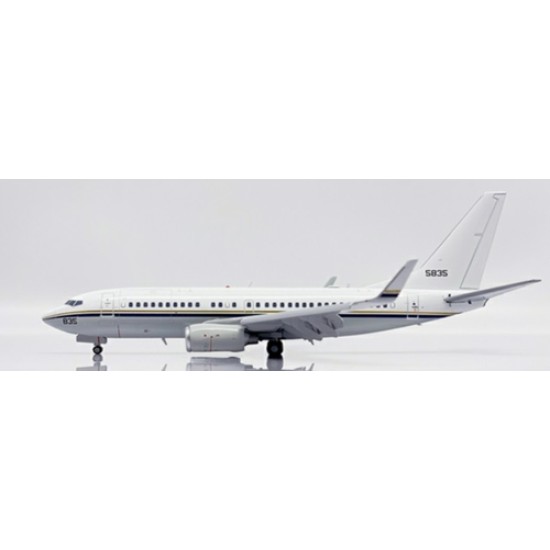 1/200 US NAVY BOEING C-40A CLIPPER REG: 165835 WITH STAND