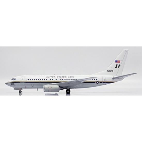 1/200 US NAVY BOEING C-40A CLIPPER REG: 165829 WITH STAND 1/200 US NAVY BOEING C-40A CLIPPER REG: 165829 WITH STAND
