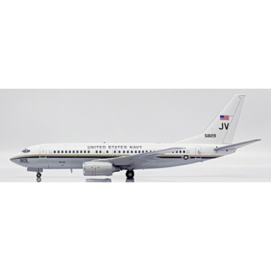 1/200 US NAVY BOEING C-40A CLIPPER REG: 165829 FLAPS DOWN WITH STAND 1/200 US NAVY BOEING C-40A CLIPPER REG: 165829 FLAPS DOWN WITH STAND