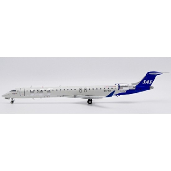 1/200 SAS SCANDINAVIAN AIRLINES BOMBARDIER CRJ-900LR REG: ES-ACG WITH STAND 1/200 SAS SCANDINAVIAN AIRLINES BOMBARDIER CRJ-900LR REG: ES-ACG WITH STAND