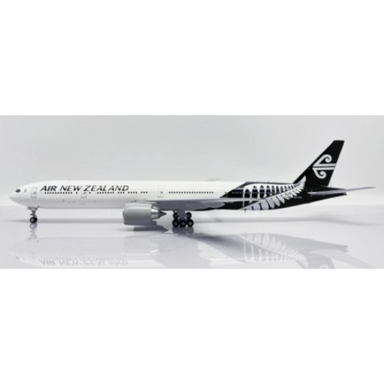 1/200 AIR NEW ZEALAND BOEING 777-300ER ZK-OKM WITH STAND XX2304