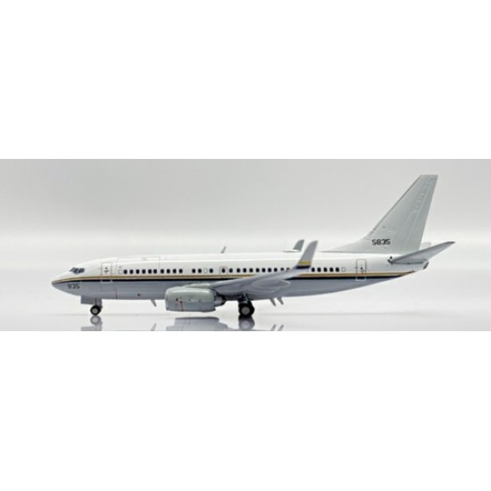 1/400 US NAVY BOEING C-40A CLIPPER REG: 165835 WITH ANTENNA