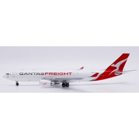 1/400 QANTAS FREIGHT AIRBUS A330-200(P2F) REG: VH-EBE WITH ANTENNA 1/400 QANTAS FREIGHT AIRBUS A330-200(P2F) REG: VH-EBE WITH ANTENNA