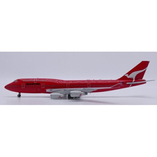 1/400 QANTAS BOEING 747-400 ALL RED REG: VH-OEJ WITH ANTENNA 1/400 QANTAS BOEING 747-400 ALL RED REG: VH-OEJ WITH ANTENNA