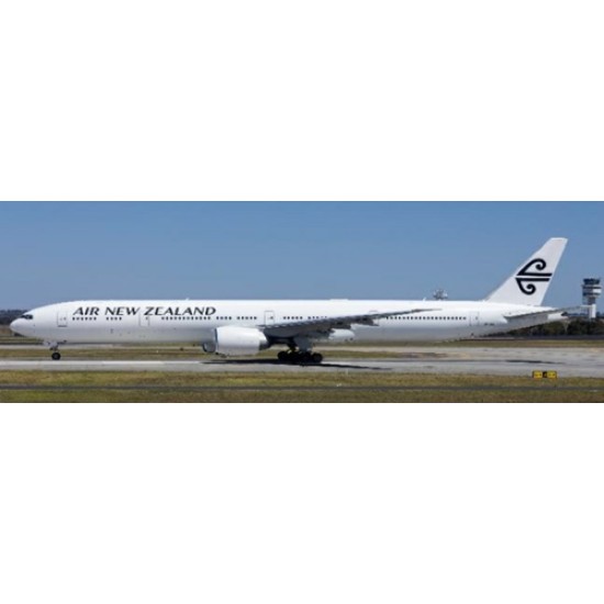 1/400 AIR NEW ZEALAND BOEING 777-300ER ALL WHITE REG: ZK-OKU WITH ANTENNA