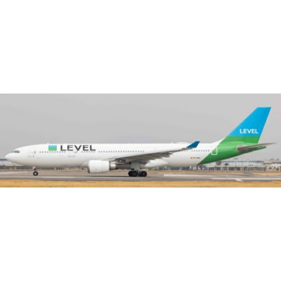 1/400 LEVEL AIRBUS A330-200 REG: EC-NEN WITH ANTENNA 1/400 LEVEL AIRBUS A330-200 REG: EC-NEN WITH ANTENNA