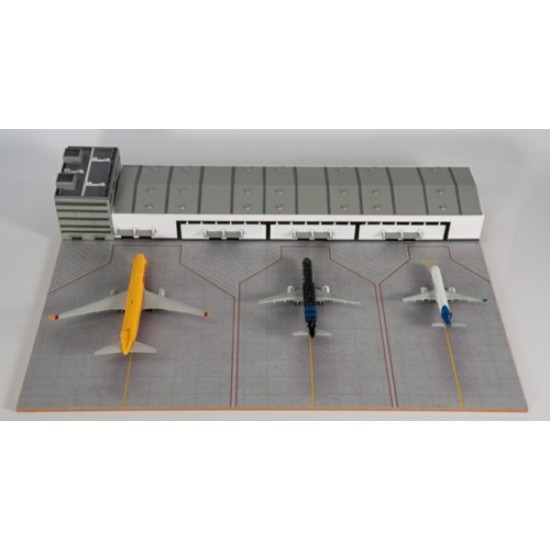 1/400 AIRPORT CARGO TERMINAL DISPLAY CASE WITH APRON AND 3 AIRCRAFT MODELS 1/400 AIRPORT CARGO TERMINAL DISPLAY CASE WITH APRON AND 3 AIRCRAFT MODELS