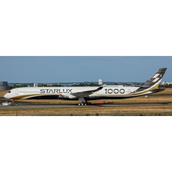 1/400 STARLUX AIRLINES AIRBUS A350-1000XWB CARBON FIBER REG: B-58551 WITH ANTENNA 1/400 STARLUX AIRLINES AIRBUS A350-1000XWB CARBON FIBER REG: B-58551 WITH ANTENNA