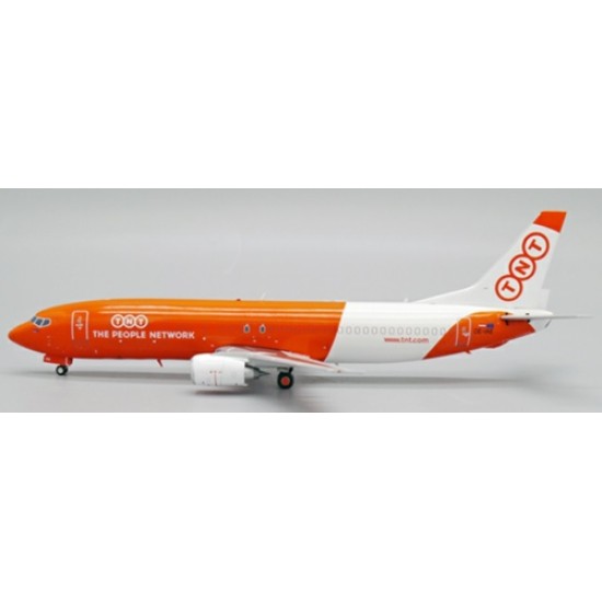 JCXX20136 - 1/200 TNT EXPRESS BOEING 737-400(SF) REG: OE-IAE WITH STAND