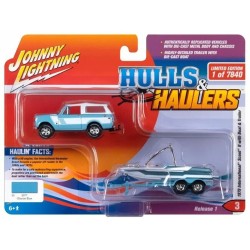 1/64 1979 INTERNATIONAL SCOUT II WITH BOAT AND TRAILER BLUE JLBT019